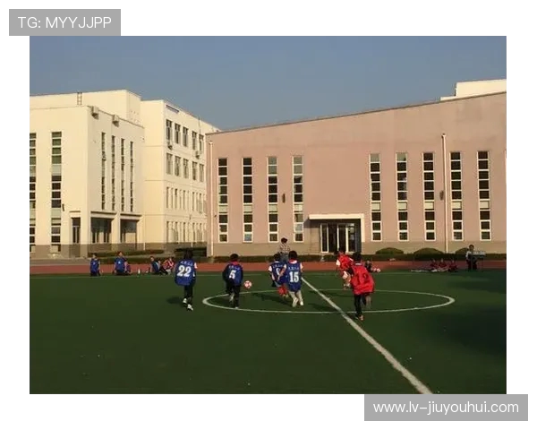 绿茵逐梦少年心燃希望绘就激情与团结的足球画报